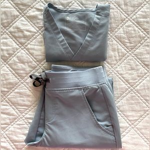 FIGS | Zamora Jogger Skinny Scrub Pants + Catarina One-Pocket Scrub Top | XS